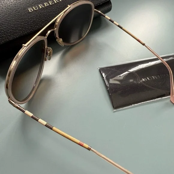 Burberry Sunglasses with case and lens cloth - Picture 3 of 3